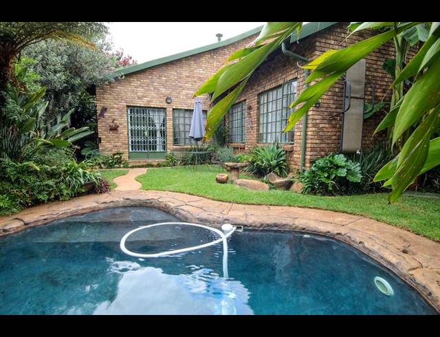 4 BEDROOM TOWNHOUSE FOR SALE IN ROOIHUISKRAAL NORTH
